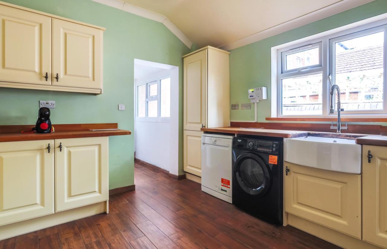 Spacious 4 Bed House In Birmingham, Suitable For Contractors 外观 照片