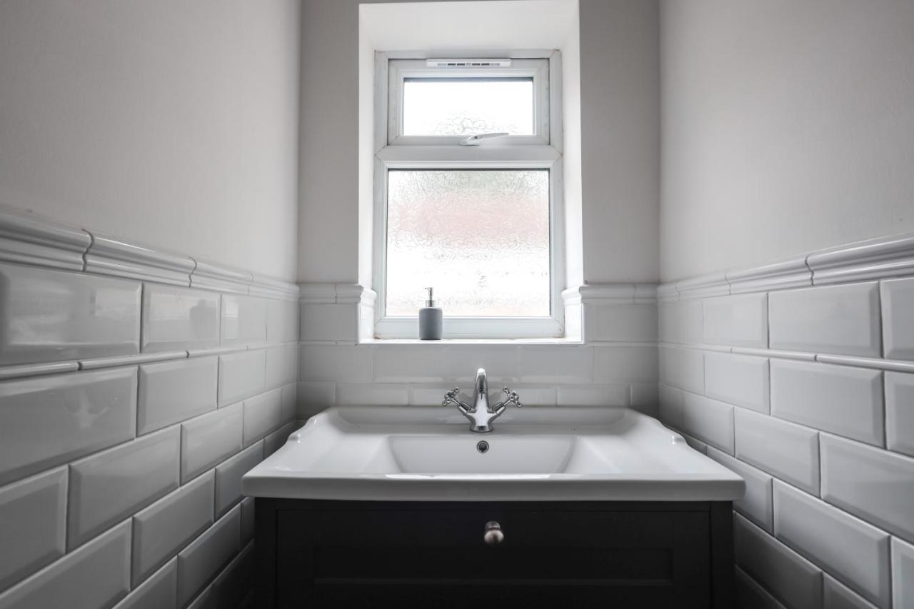 Spacious 4 Bed House In Birmingham, Suitable For Contractors 外观 照片