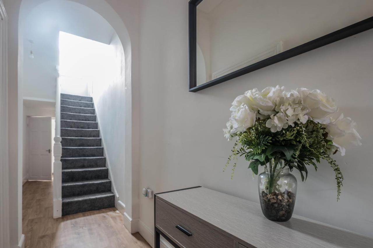 Spacious 4 Bed House In Birmingham, Suitable For Contractors 外观 照片